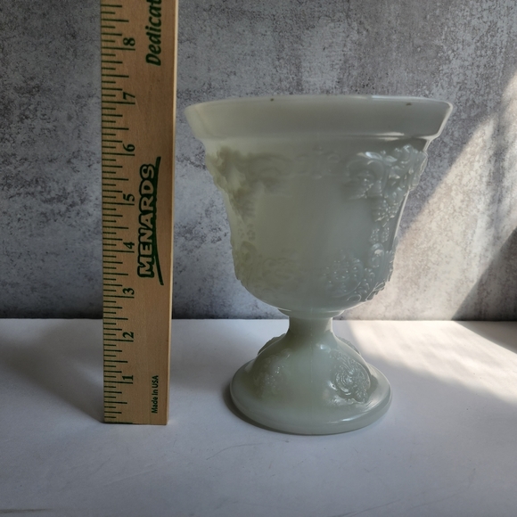 Milk glass vase - Picture 11 of 12